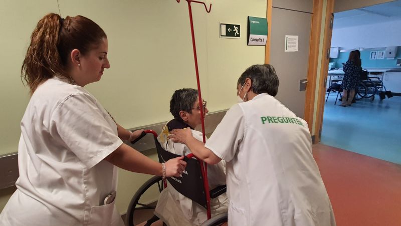 El Hospital de Motril implanta un programa de acompañamiento a pacientes y familiares en la sala de espera de la Unidad de Urgencias