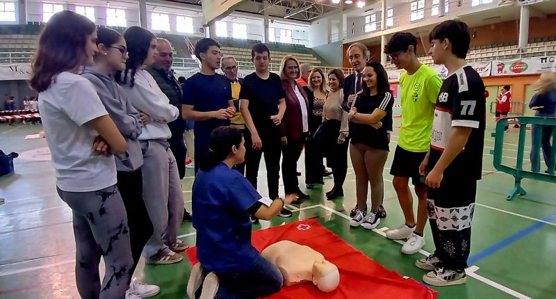 La Unidad de Cuidados Intensivos del Hospital Santa Ana da a conocer técnicas básicas de reanimación cardiopulmonar a 1.200 alumnos