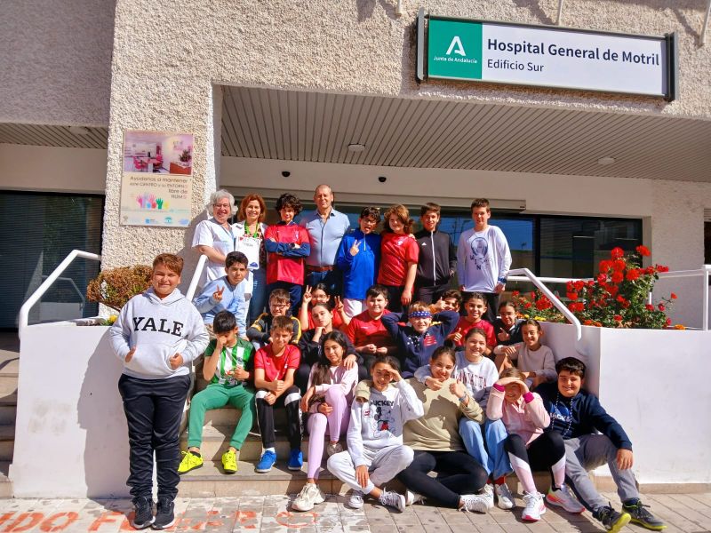 Alumnos del colegio público Reina Fabiola de Motril visitan el Hospital Santa Ana con motivo del Día Mundial de la Poesía