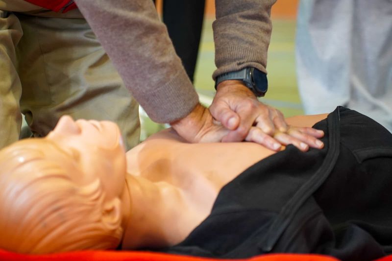 Sanitarios de Motril explican técnicas básicas de reanimación cardiopulmonar a 1.500 estudiantes