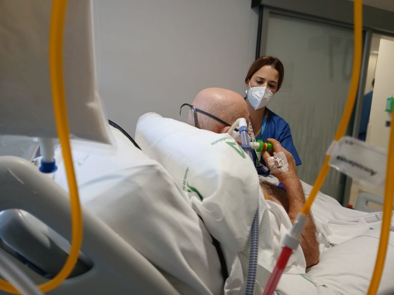La UCI del Hospital de Motril presta tratamiento de fisioterapia a un centenar de pacientes críticos