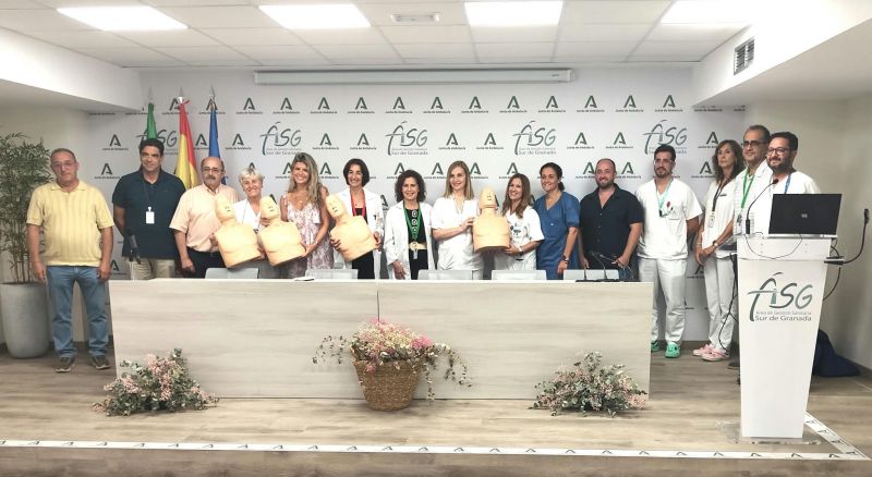 El Área Sanitaria Sur de Granada recibe cuatro torsos para RCP de la asociación Mucho Corazón